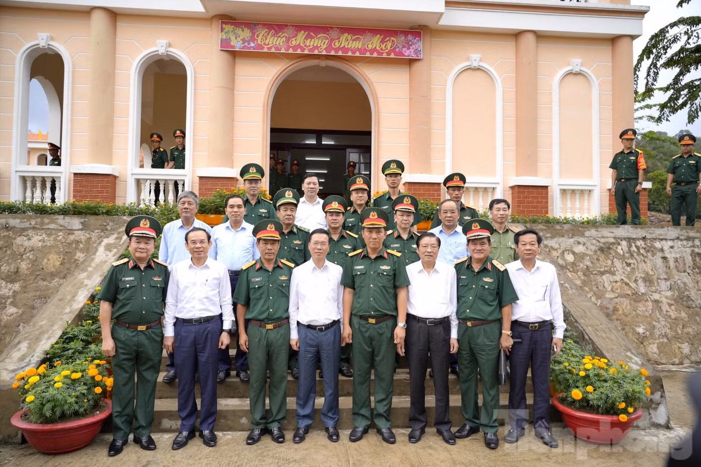 Chủ tịch nước Võ Văn Thưởng và đại biểu, cán bộ, chiến sĩ Đồn biên phòng Thổ Châu, thành phố Phú Quốc.