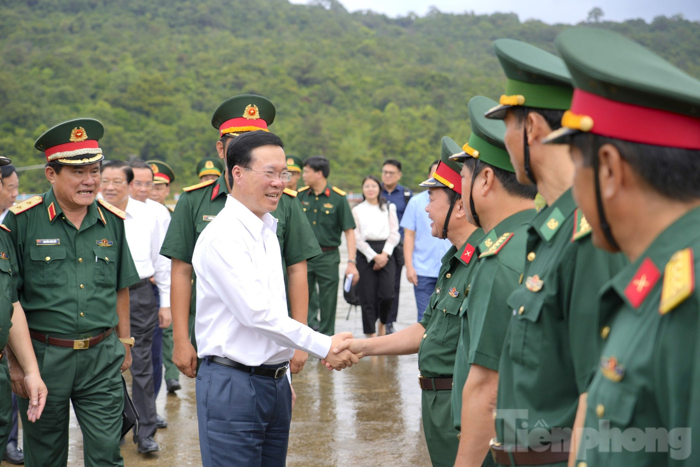 Chủ tịch nước Võ Văn Thưởng thăm hỏi cán bộ, chiến sĩ Đồn Biên phòng Thổ Châu.