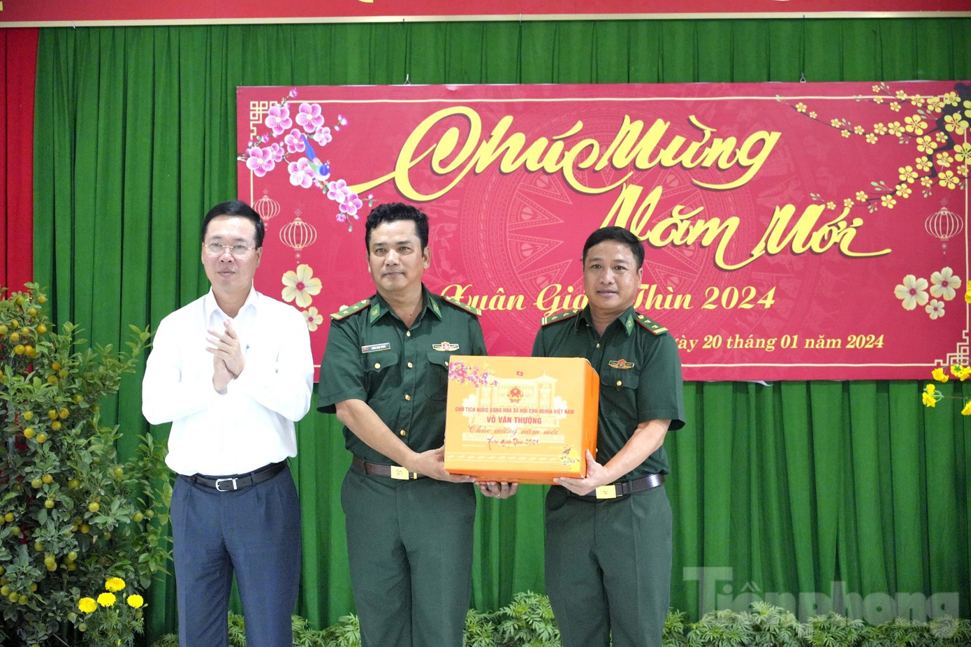 Chủ tịch nước tặng quà cho Đồn Biên phòng Thổ Châu.