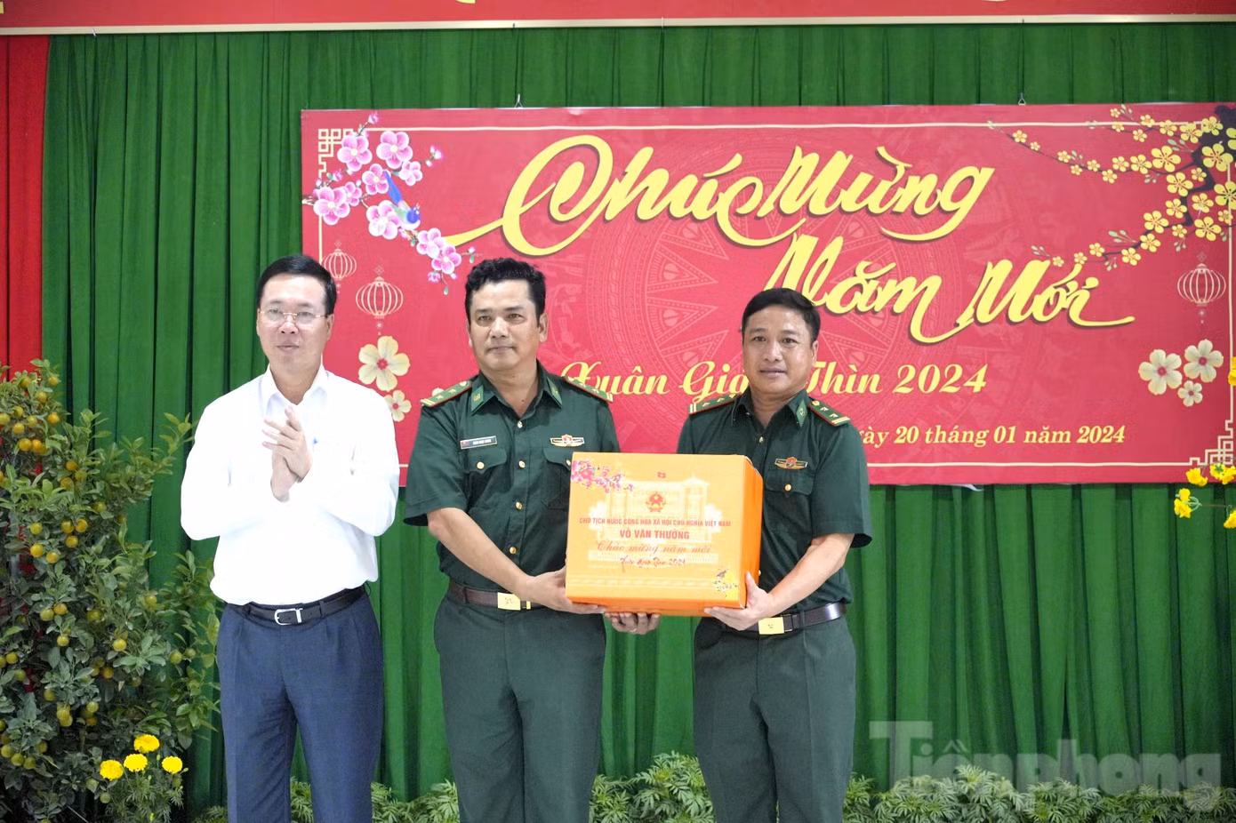 Chủ tịch nước tặng quà cho Đồn Biên phòng Thổ Châu.
