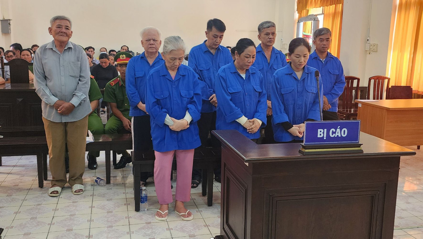 8 bị cáo nghe toà tuyên án. Ảnh: Văn Vũ.