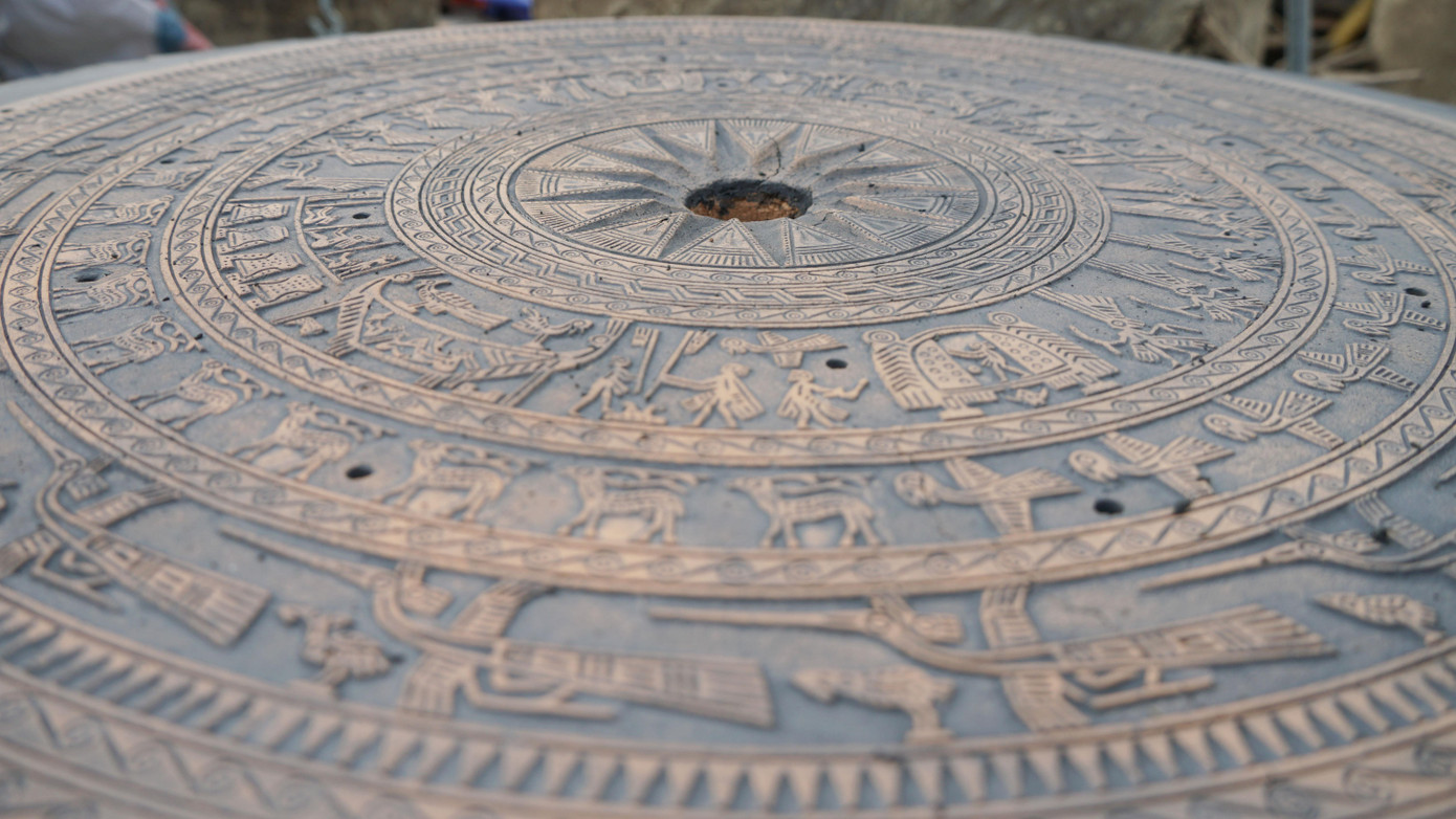 Việc thực hiện đúc trống đồng có các công đoạn chính gồm: nhào đất, đắp khuôn, khắc họa hoa văn trên khuôn trống, hoàn thiện phần vỏ khuôn và ruột khuôn, nấu đồng và rót đồng vào khuôn...