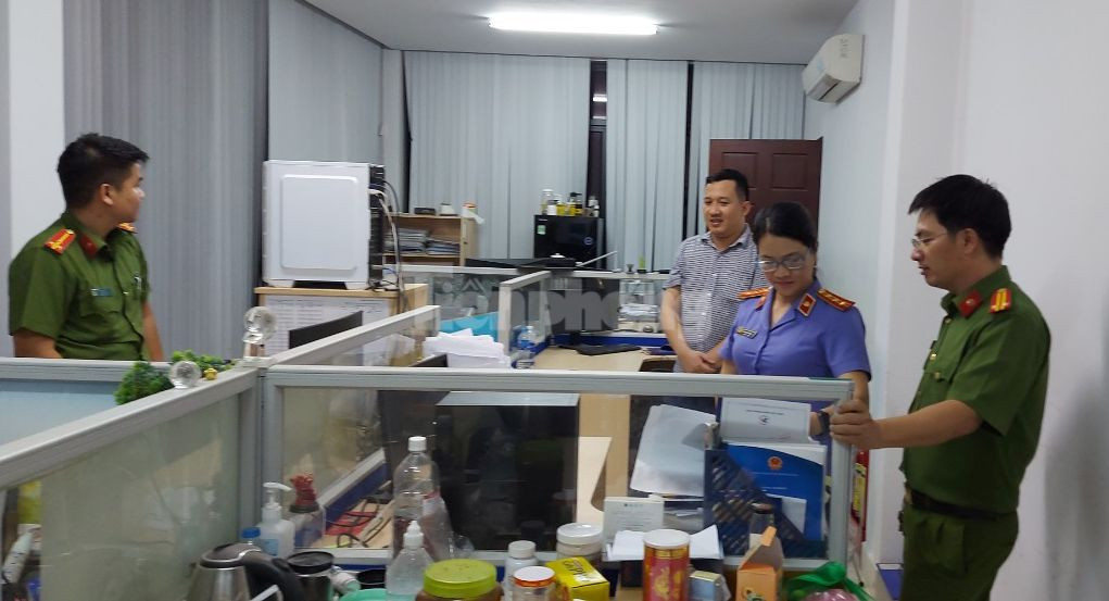 Công an TP Cần Thơ phối hợp VKSND tiến hành khám xét Chi Cục đăng kiểm số 8. Công an TP Cần Thơ phối hợp VKSND tiến hành khám xét Chi Cục đăng kiểm số 8.