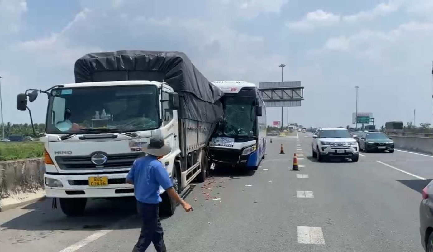 Vụ tai nạn trên cao tốc TP. HCM - Trung Lương làm một người tử vong. - Ảnh: Châu Thành.