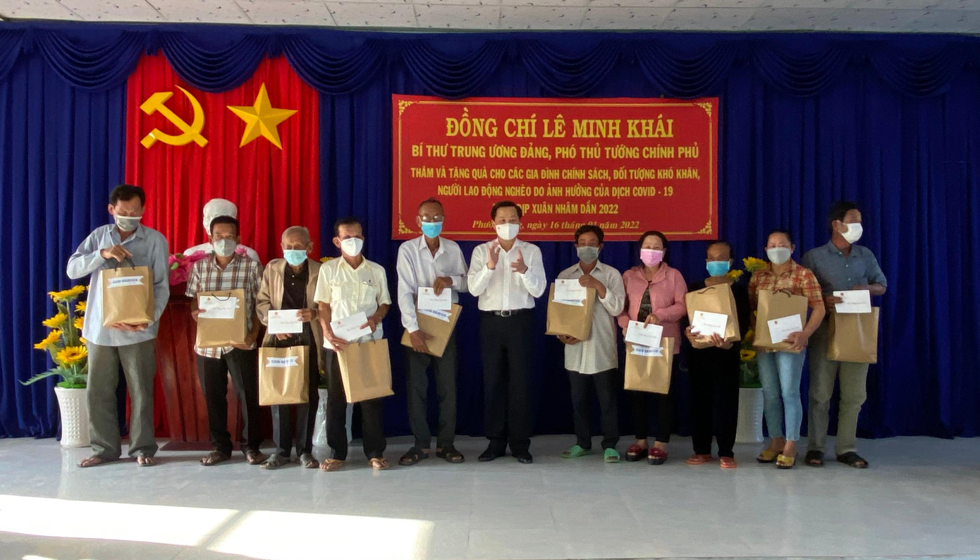 Phó Thủ tướng Lê Minh Khái tặng quà cho các gia đình khó khăn tại Bạc Liêu.