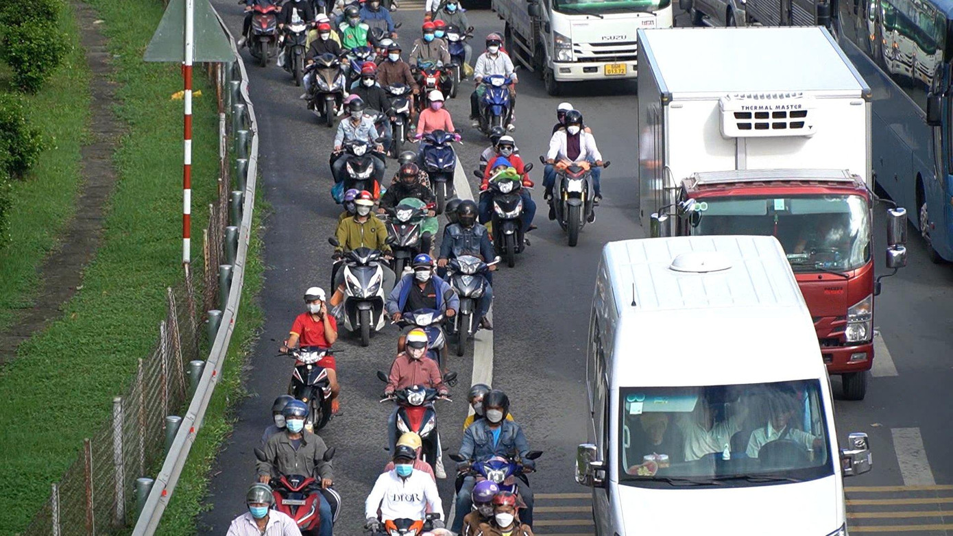 Người dân lỉnh kỉnh đồ đạc quay trở lại TP. HCM để chuẩn bị bắt đầu công việc vào ngày mai. Người dân lỉnh kỉnh đồ đạc quay trở lại TP. HCM để chuẩn bị bắt đầu công việc vào ngày mai.