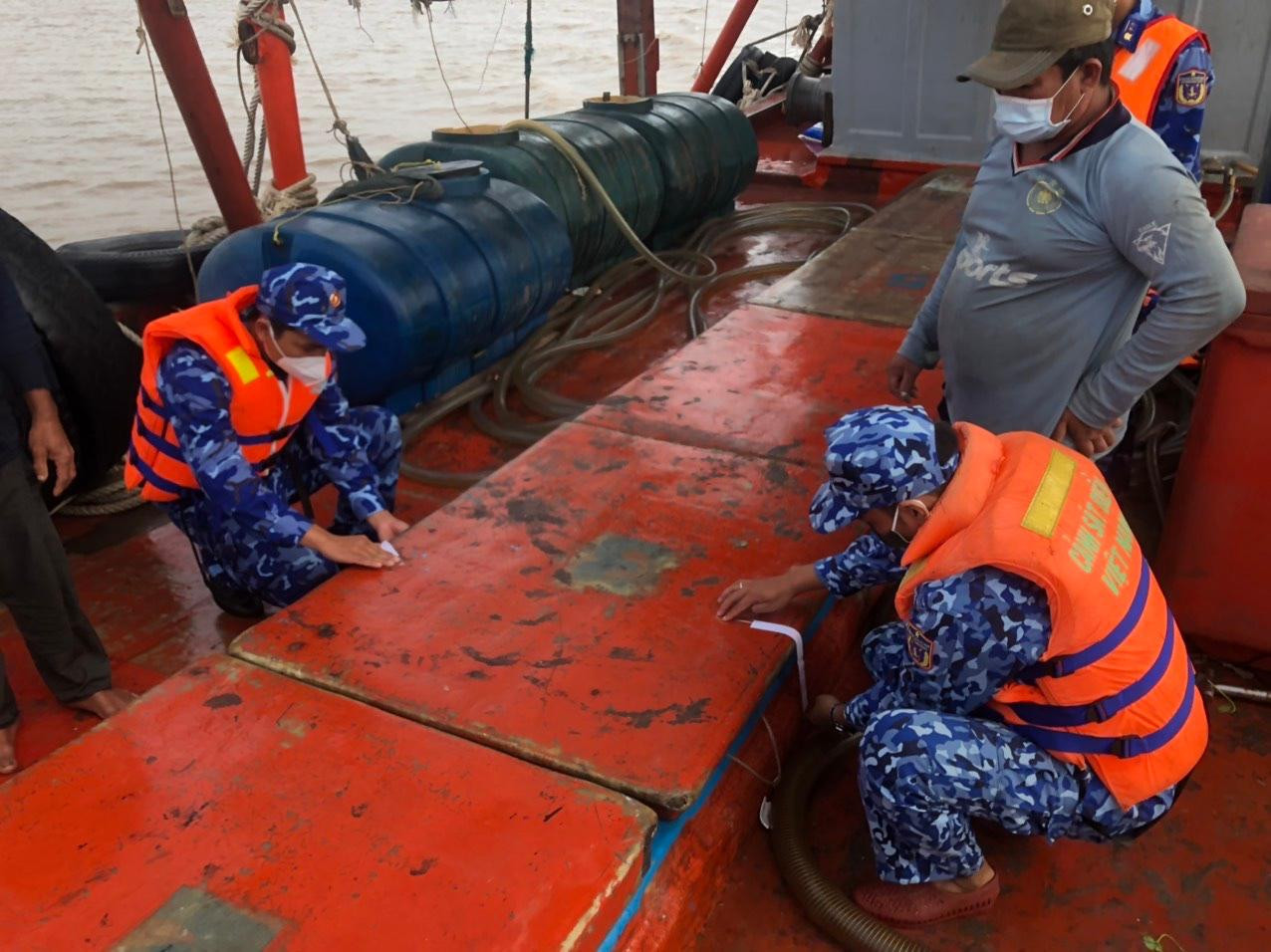Niêm phong hàng hóa vi phạm.