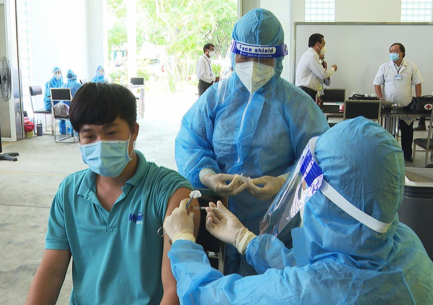 Triển khai tiêm vắc xin cho công nhân ở Trà Vinh. Ảnh: T.L. Triển khai tiêm vắc xin cho công nhân ở Trà Vinh. Ảnh: T.L.