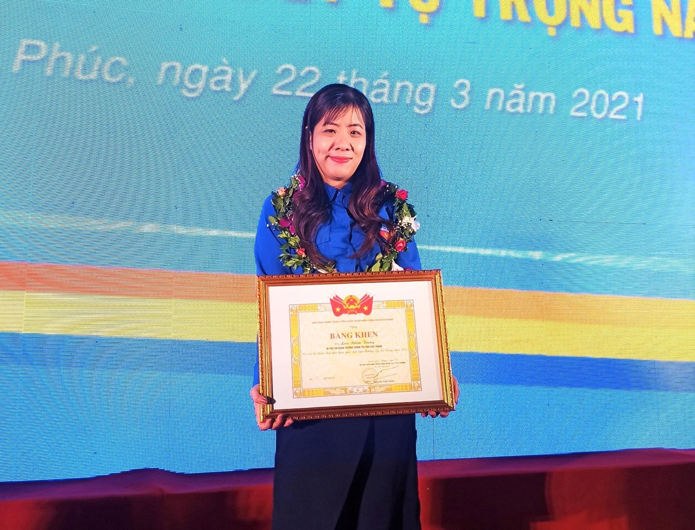 Chị Diễm Trang tại lễ nhận giải thưởng Lý Tự Trọng. Chị Diễm Trang tại lễ nhận giải thưởng Lý Tự Trọng.