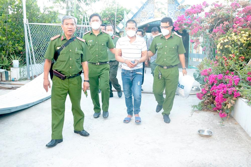 Lực lượng Công an bắt nghi phạm Nguyễn Thái Hòa. Ảnh: CA. Lực lượng Công an bắt nghi phạm Nguyễn Thái Hòa. Ảnh: CA.