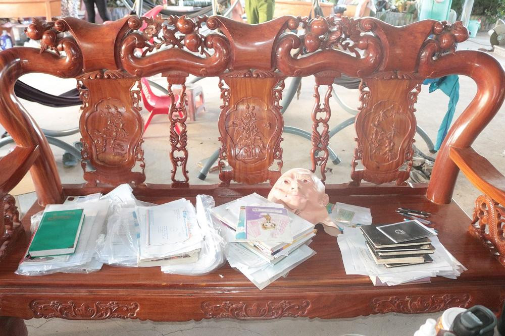 Công an tỉnh Trà Vinh thu giữ nhiều đồ vật, tài liệu liên quan đến hoạt động cho vay, mượn tiền. Công an tỉnh Trà Vinh thu giữ nhiều đồ vật, tài liệu liên quan đến hoạt động cho vay, mượn tiền.