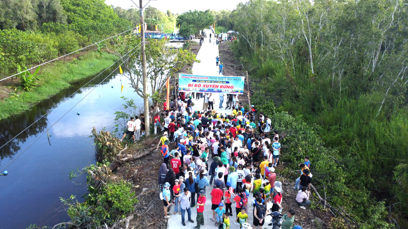 Chuỗi hoạt động Hương rừng U Minh năm 2025 thu hút nhiều du khách tham gia.
