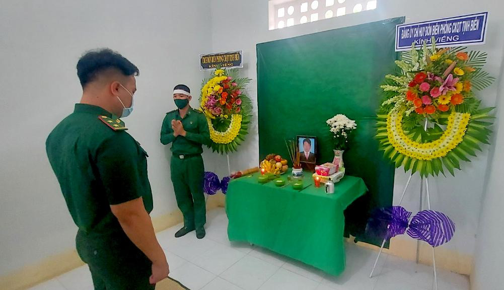 Cán bộ, chiến sĩ Đồn Biên phòng cửa khẩu Quốc tế Tịnh Biên thắp hương chia buồn cùng gia đình Binh nhất Phan Thanh Duy.