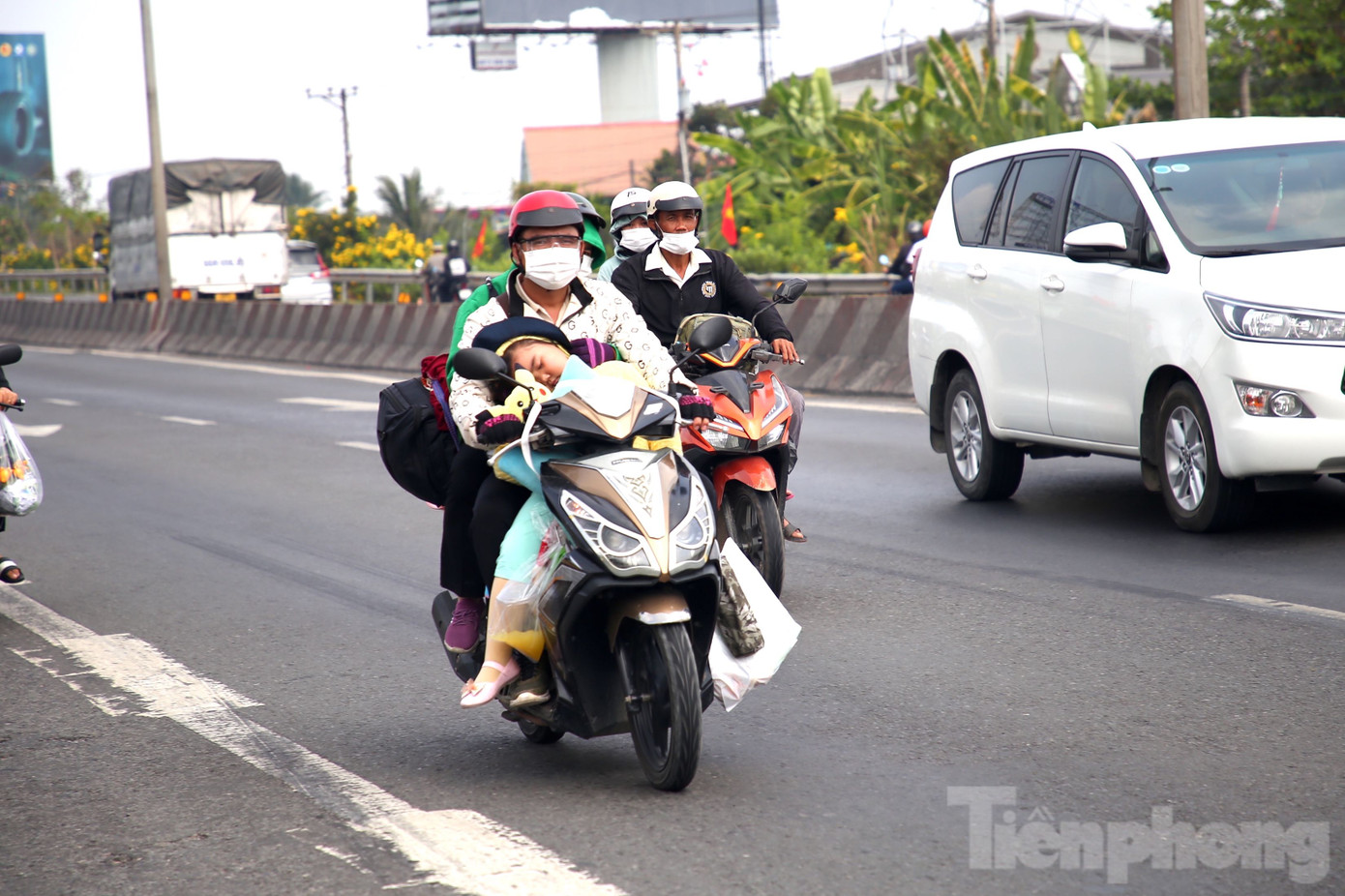 Hình ảnh em bé nằm ngủ trên xe máy được bắt gặp rất nhiều trong chuyến hành trình về quê ăn Tết.