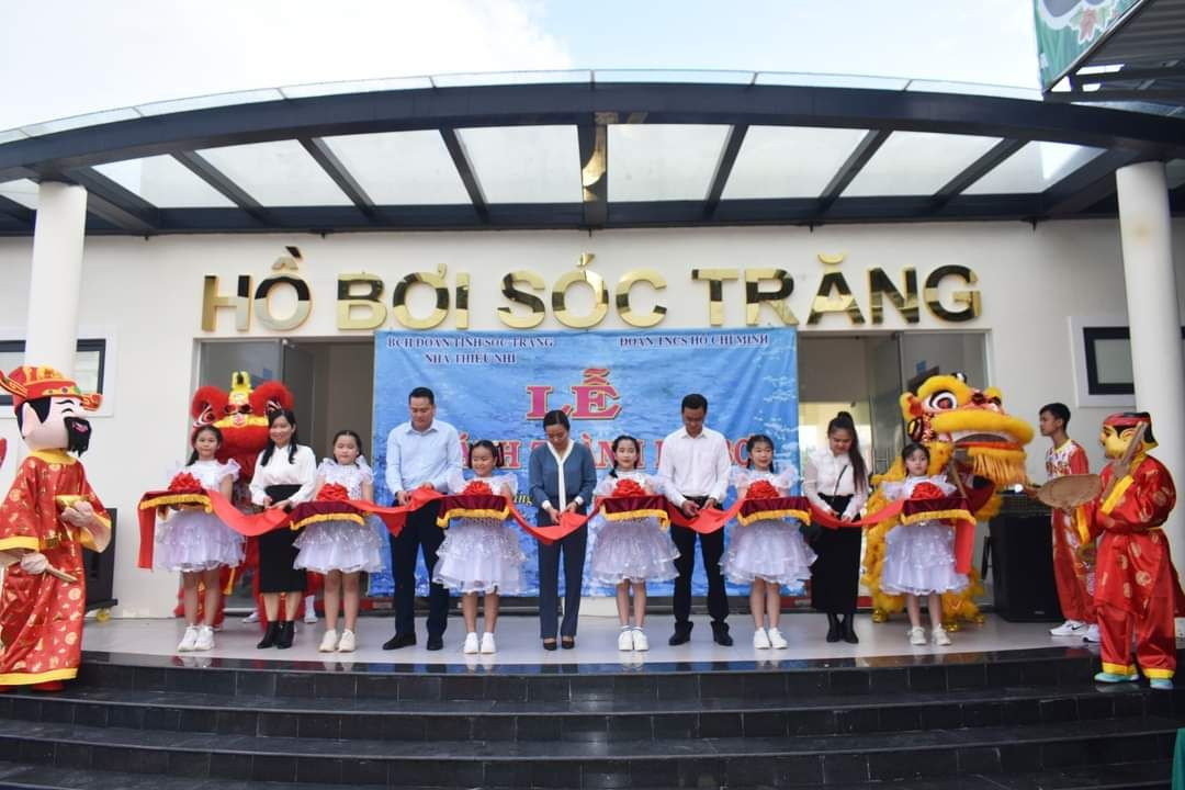 Các đại biểu cắt băng khánh thành hồ bơi. Các đại biểu cắt băng khánh thành hồ bơi.