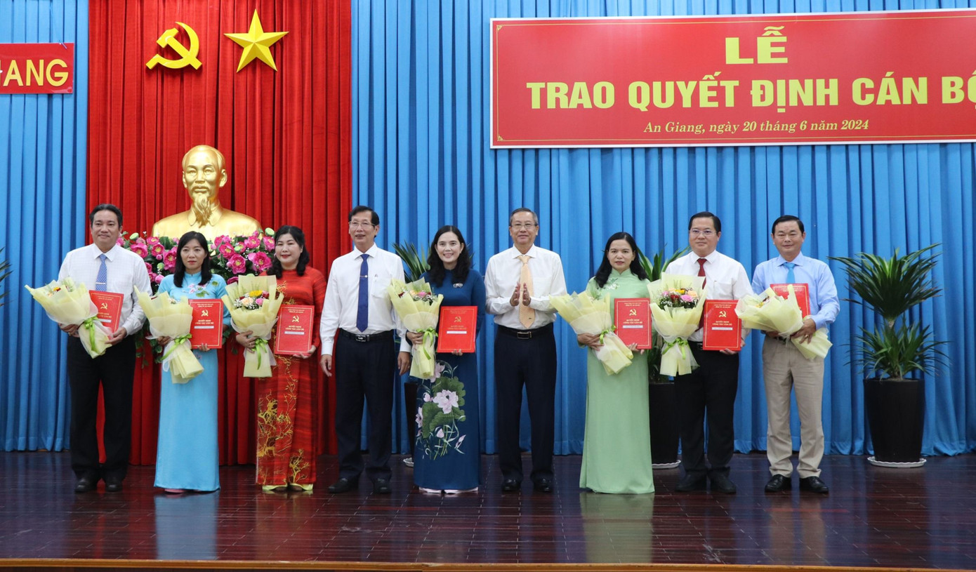 Lãnh đạo Tỉnh uỷ, UBND tỉnh An Giang tặng hoa và trao quyết định về công tác cán bộ.