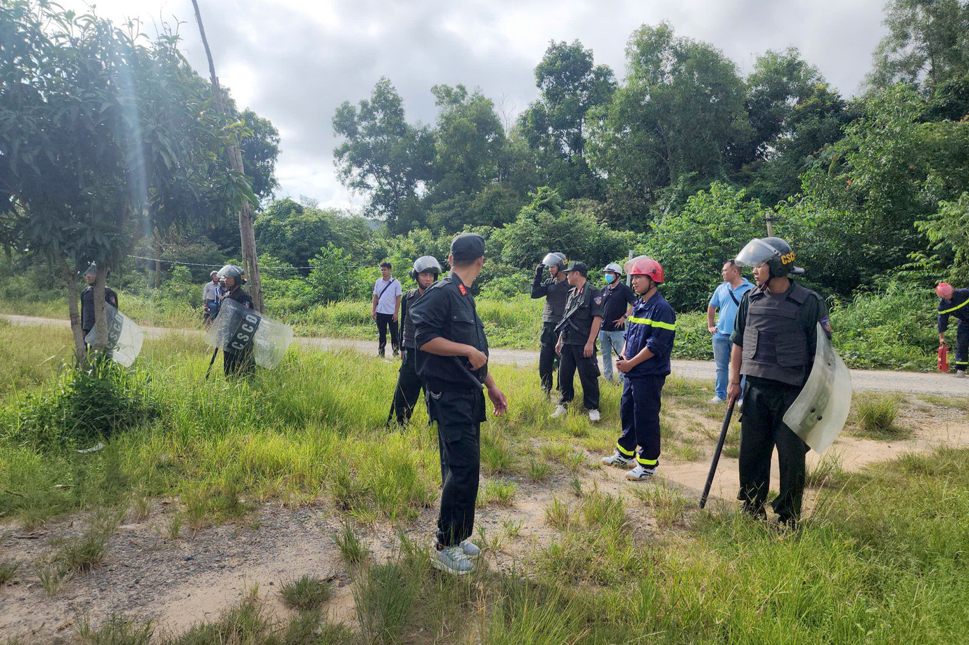 Cơ quan chức năng triển khai khám xét nơi ở các đối tượng. Cơ quan chức năng triển khai khám xét nơi ở các đối tượng.