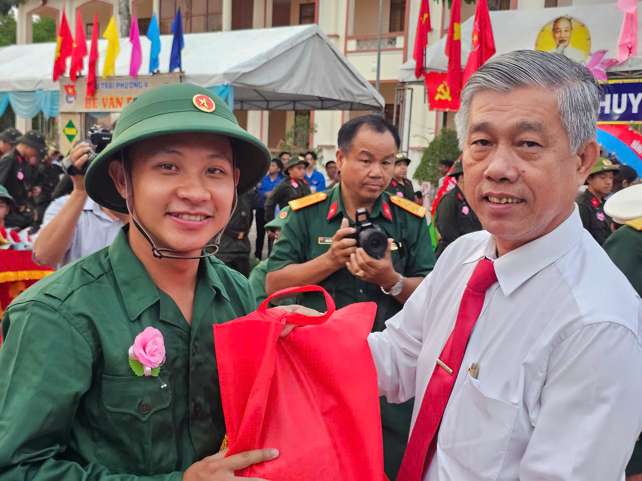 Lãnh đạo UBND TP. Sóc Trăng thăm hỏi, động viên thanh niên lên đường nhập ngũ.