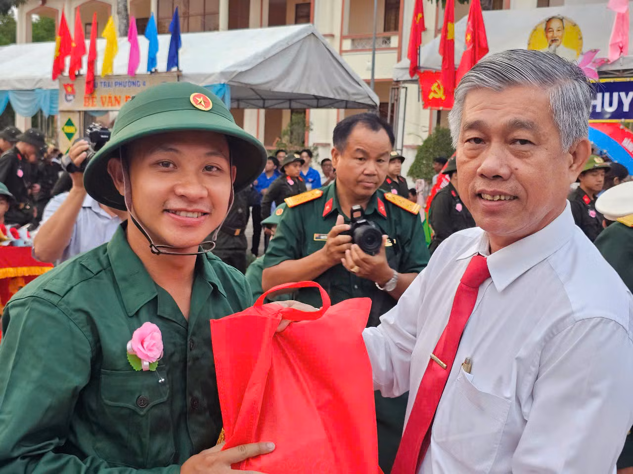 Lãnh đạo UBND TP. Sóc Trăng thăm hỏi, động viên thanh niên lên đường nhập ngũ.