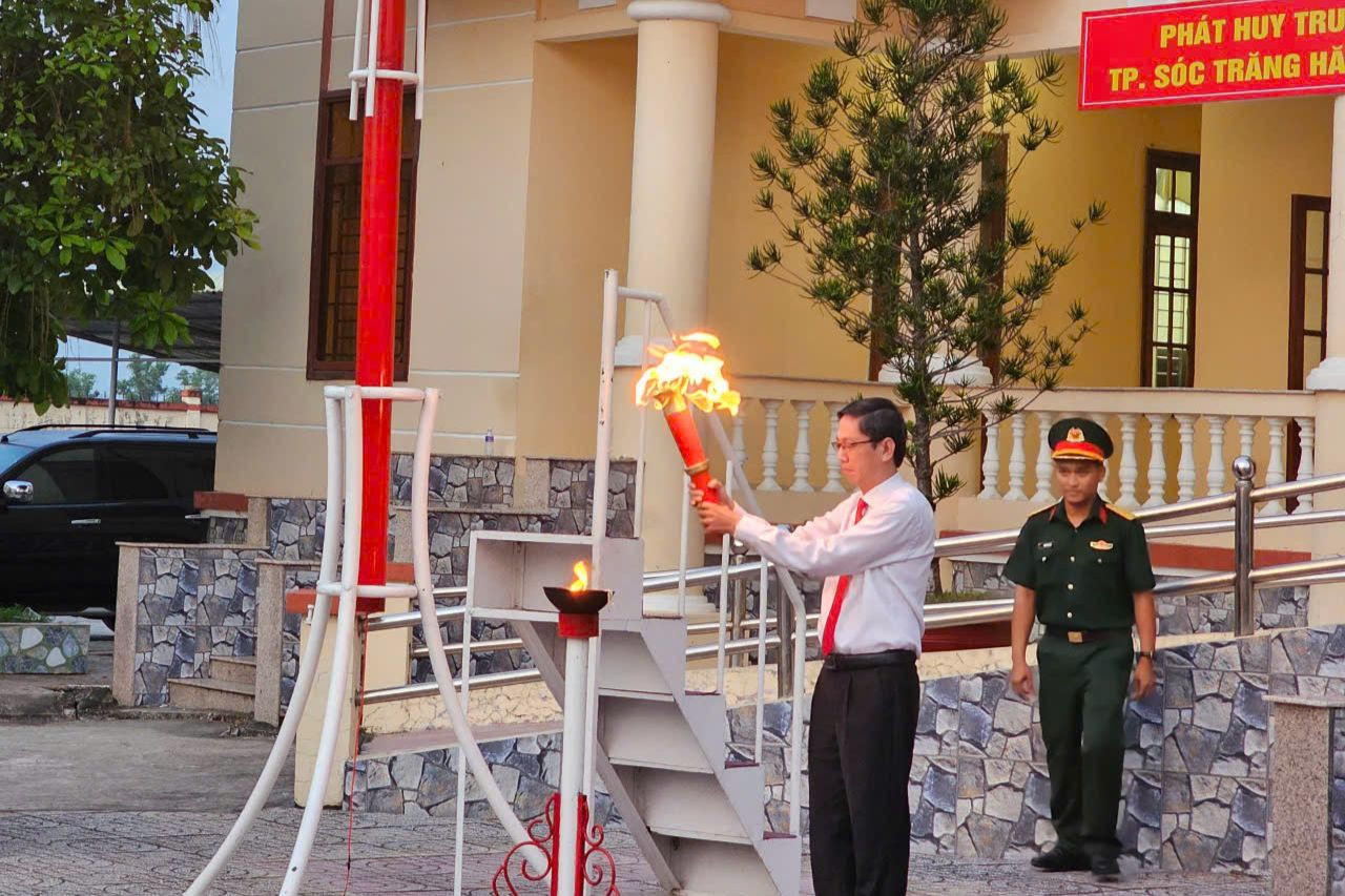 Nghi thức thắp lửa truyền thống tại Lễ giao nhận quân năm 2025 của tỉnh Sóc Trăng. Ảnh: Xuân Lương