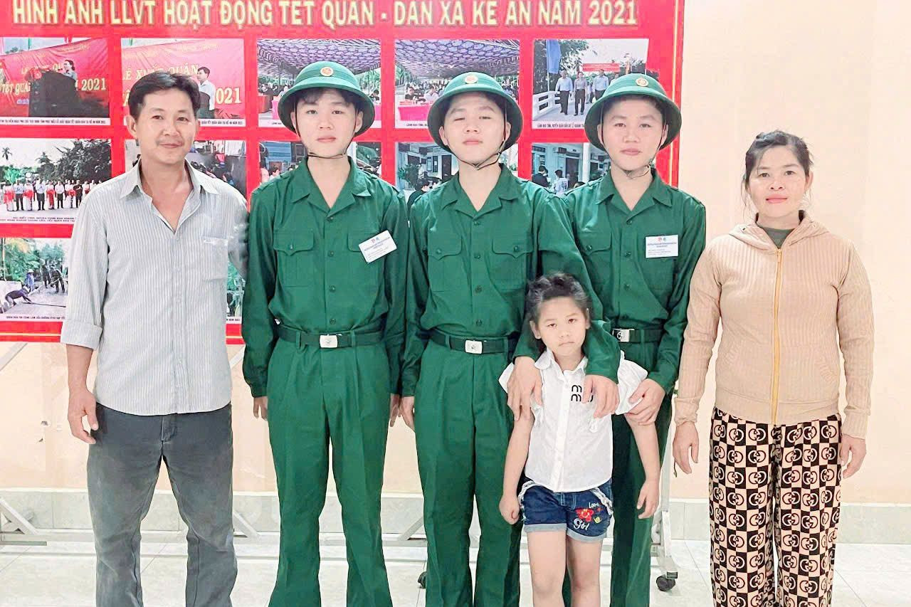 Ba anh em ruột Tấn, Tài, Lộc tạm biệt gia đình để lên đường thực hiện trách nhiệm của thanh niên đối với đất nước. Ảnh: Xuân Lương.