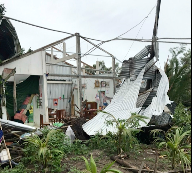 Hàng chục căn nhà của người dân bị sập và tốc mái.