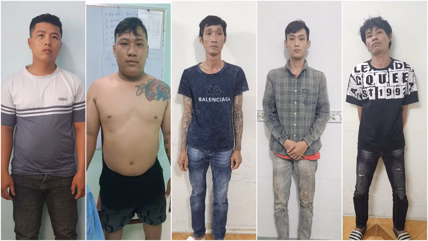 Kha, Sum, Lâm, Vinh và Cần (từ trái sang). Kha, Sum, Lâm, Vinh và Cần (từ trái sang).