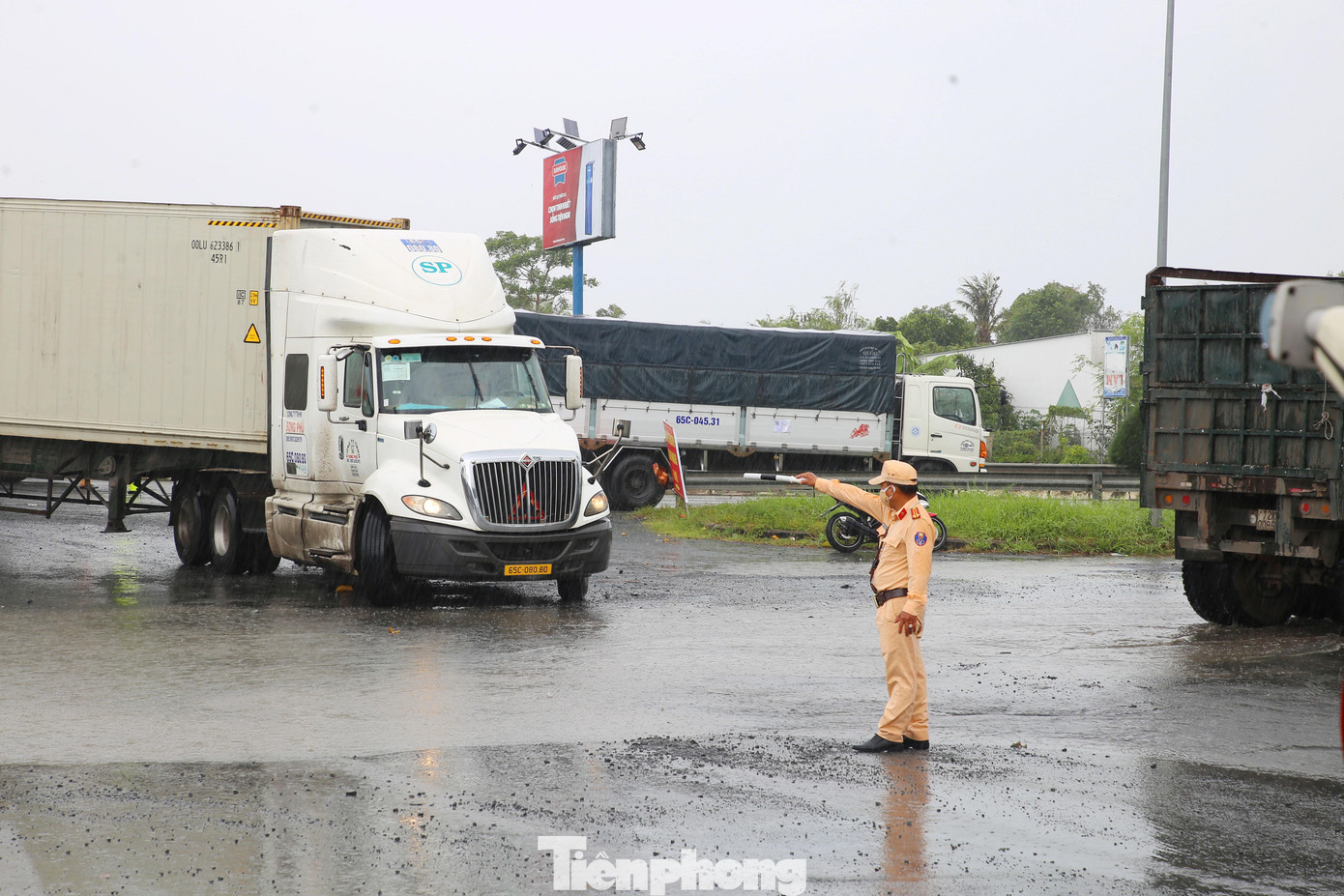 Các tài xế cho biết chưa nắm được quy định mới của Cần Thơ. Không ít xe buộc phải quay đầu hoặc sang hàng tại các bãi tập kết, trung chuyển và giao nhận hàng hoá bến xe trung tâm TP. Cần Thơ vì không thể vào thành phố.