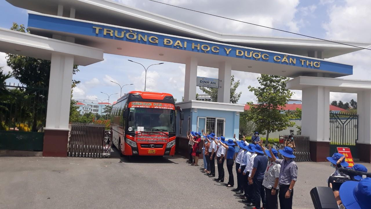 600 nhân viên y tế Cần Thơ hỗ trợ tỉnh Kiên Giang lấy mẫu xét nghiệm trên diện rộng.