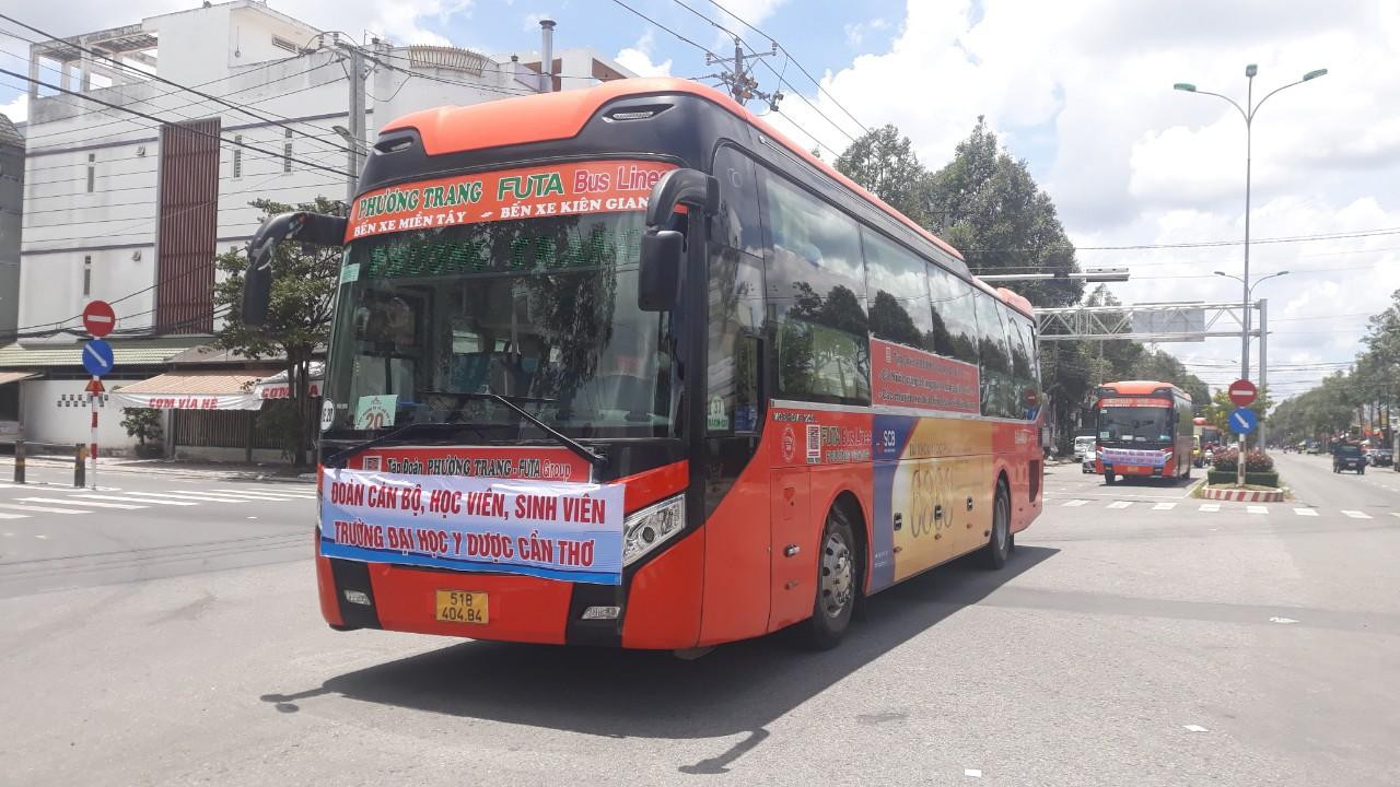 Xe đưa đoàn cán bộ, học viên, sinh viên Trường Đại học Y dược Cần Thơ.