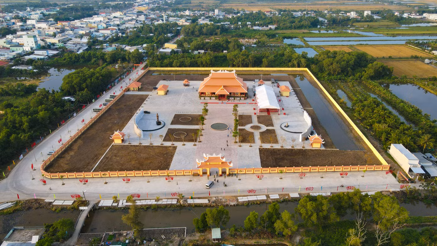 Toàn cảnh Khu chứng tích chiến tranh rừng tràm Bang Biện Phú và Đền thờ anh hùng liệt sĩ, người có công ở huyện Vĩnh Thuận.