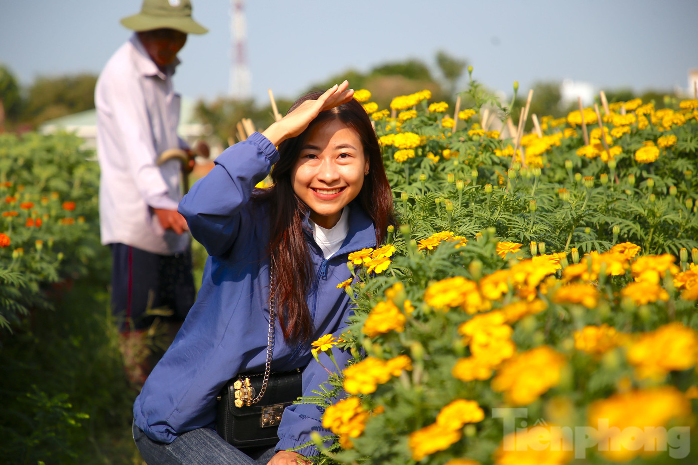 Ngoài người đến mua hoa về chơi Tết, thì cũng có nhiều du khách đến với Cần Thơ, đã ghé thăm làng hoa Phó Thọ - Bà Bộ để chiêm ngưỡng, lưu lại những tấm ảnh kỷ niệm.
