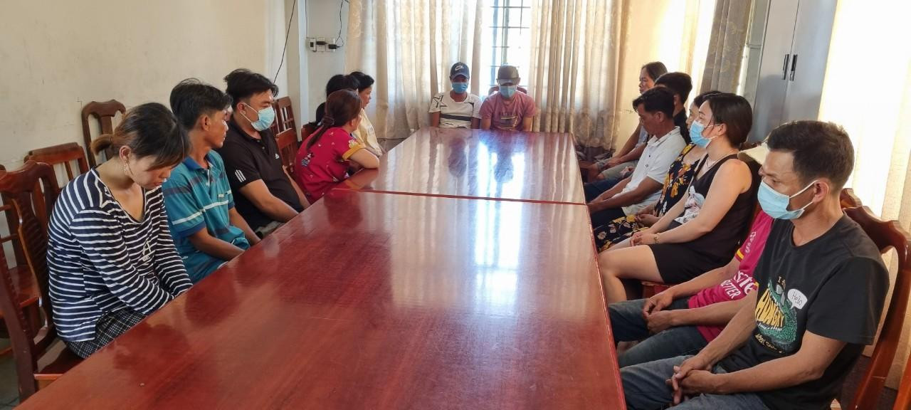 15 con bạc bị cơ quan công an tạm giữ. 15 con bạc bị cơ quan công an tạm giữ.