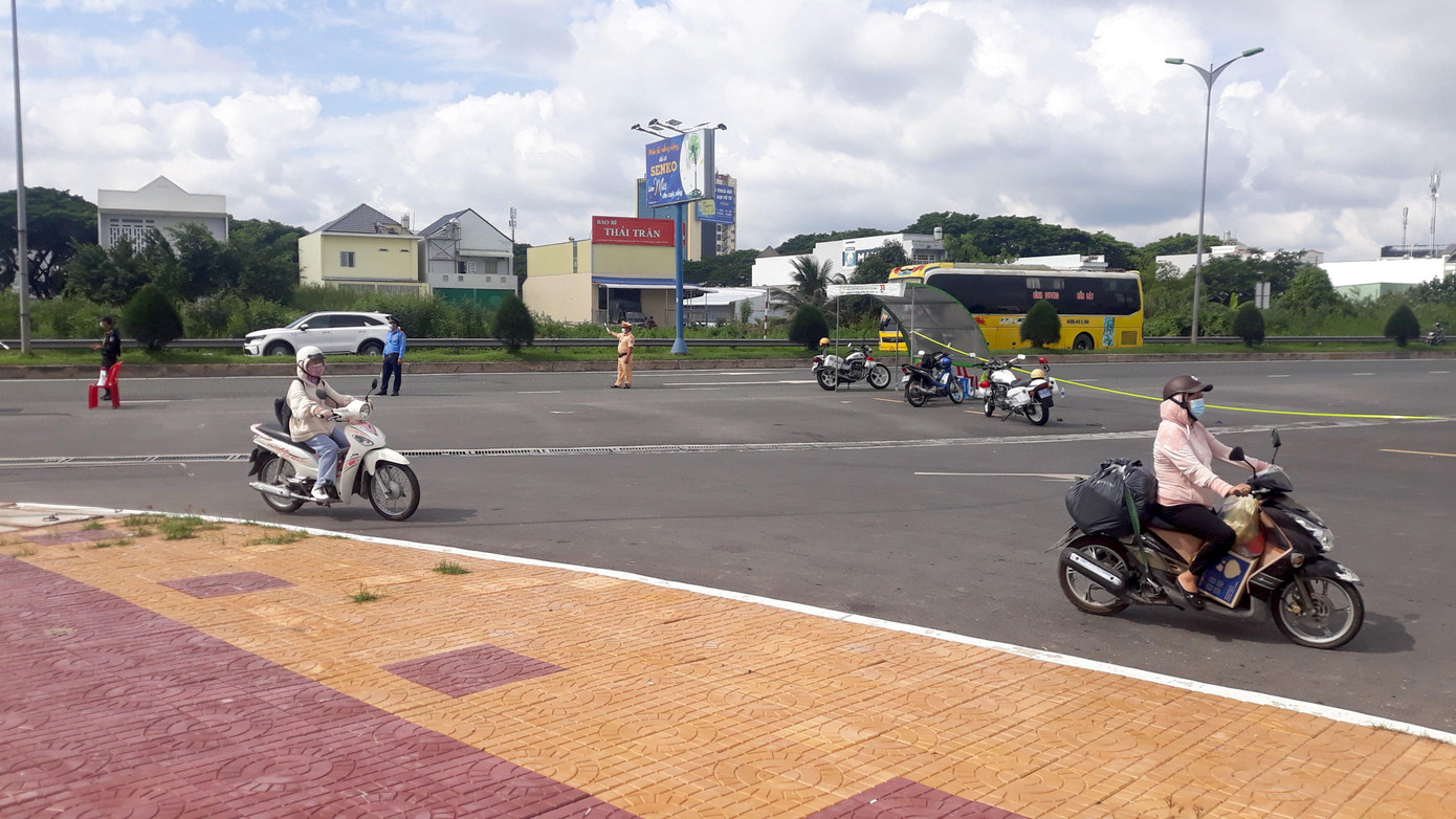 Theo ghi nhận của PV, trưa 31/5, tại chốt kiểm dịch tại khu vực đường dẫn cầu Cần Thơ khá đông người, một phần vì người lao động kéo về quê ngay sau khi TP.HCM ra lệnh giãn cách xã hội từ 0h 31/5. Theo ghi nhận của PV, trưa 31/5, tại chốt kiểm dịch tại khu vực đường dẫn cầu Cần Thơ khá đông người, một phần vì người lao động kéo về quê ngay sau khi TP.HCM ra lệnh giãn cách xã hội từ 0h 31/5.