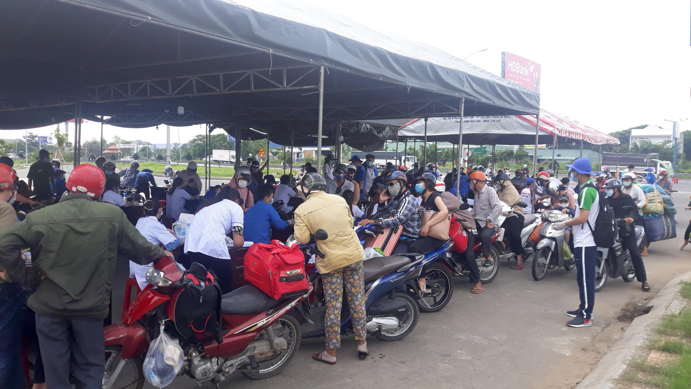 Người dân lỉnh kỉnh đồ đạc về quê khiến chốt kiểm dịch tại khu vực đường dẫn cầu Cầu Thơ trở nên quá tải. Người dân lỉnh kỉnh đồ đạc về quê khiến chốt kiểm dịch tại khu vực đường dẫn cầu Cầu Thơ trở nên quá tải.