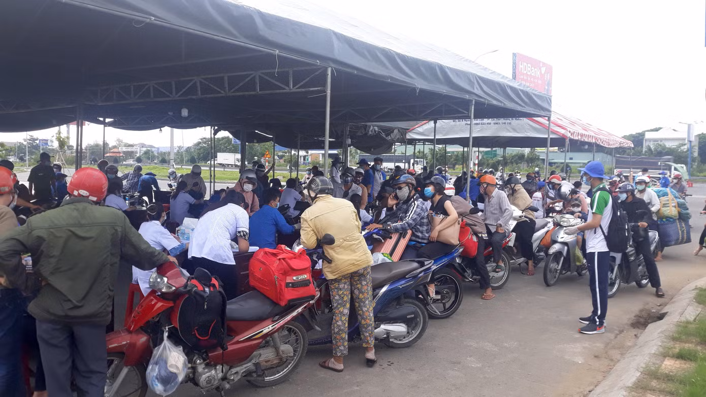 Người dân lỉnh kỉnh đồ đạc về quê khiến chốt kiểm dịch tại khu vực đường dẫn cầu Cầu Thơ trở nên quá tải. Người dân lỉnh kỉnh đồ đạc về quê khiến chốt kiểm dịch tại khu vực đường dẫn cầu Cầu Thơ trở nên quá tải.