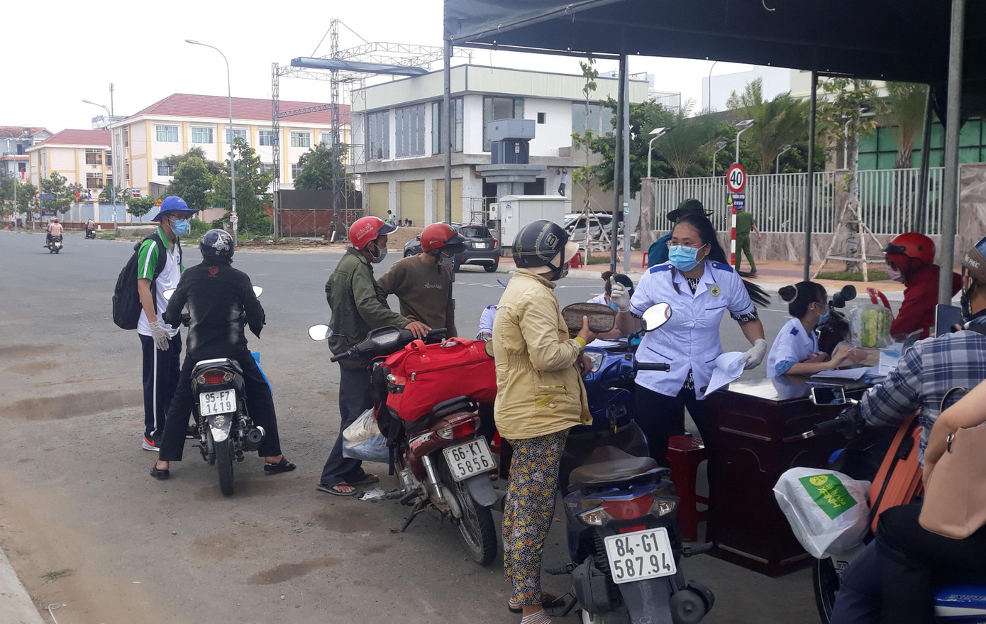 Lực lượng tình nguyện viên hướng dẫn người và phương tiện vào khu kiểm soát, khai báo y tế. Lực lượng tình nguyện viên hướng dẫn người và phương tiện vào khu kiểm soát, khai báo y tế.