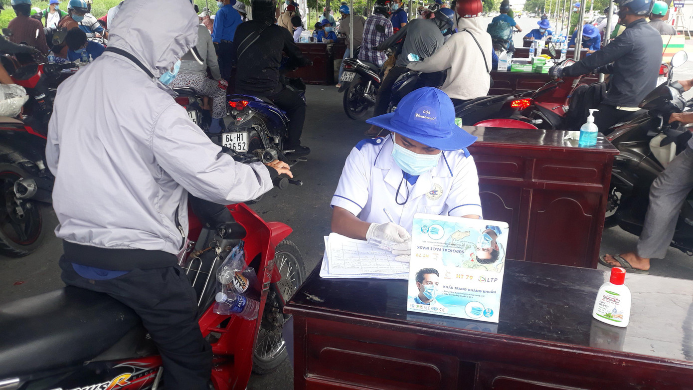 Ngày 30/5, Chủ tịch UBND TP. Cần Thơ Trần Việt Trường đã ký văn bản về việc khẩn trương thực hiện các biện pháp phòng, chống dịch COVID-19. Người đứng đầu UBND TP. Cần Thơ yêu cầu không tập trung quá 10 người tại nơi công cộng, ngoài phạm vi công sở, trường học, bệnh viện, thực hiện nghiêm yêu cầu 5K. Người dân đeo khẩu trang và giữ khoảng cách 2m khi tiếp xúc. Ngoài ra, tạm dừng các hoạt động tôn giáo đến khi có thông báo mới... Ngày 30/5, Chủ tịch UBND TP. Cần Thơ Trần Việt Trường đã ký văn bản về việc khẩn trương thực hiện các biện pháp phòng, chống dịch COVID-19. Người đứng đầu UBND TP. Cần Thơ yêu cầu không tập trung quá 10 người tại nơi công cộng, ngoài phạm vi công sở, trường học, bệnh viện, thực hiện nghiêm yêu cầu 5K. Người dân đeo khẩu trang và giữ khoảng cách 2m khi tiếp xúc. Ngoài ra, tạm dừng các hoạt động tôn giáo đến khi có thông báo mới...