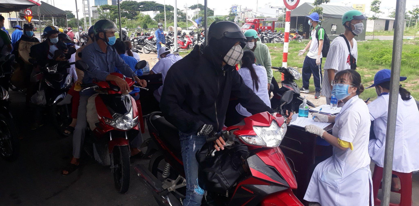 Hoạt động thiết lập các chốt trên nhằm rà soát lưu lượng người và phương tiện đến địa bàn nhằm nắm thông tin khai báo y tế, khai báo điện tử… trích xuất dữ liệu phục vụ công tác truy vết sau này được nhanh chóng và thuận lợi. Hoạt động thiết lập các chốt trên nhằm rà soát lưu lượng người và phương tiện đến địa bàn nhằm nắm thông tin khai báo y tế, khai báo điện tử… trích xuất dữ liệu phục vụ công tác truy vết sau này được nhanh chóng và thuận lợi.