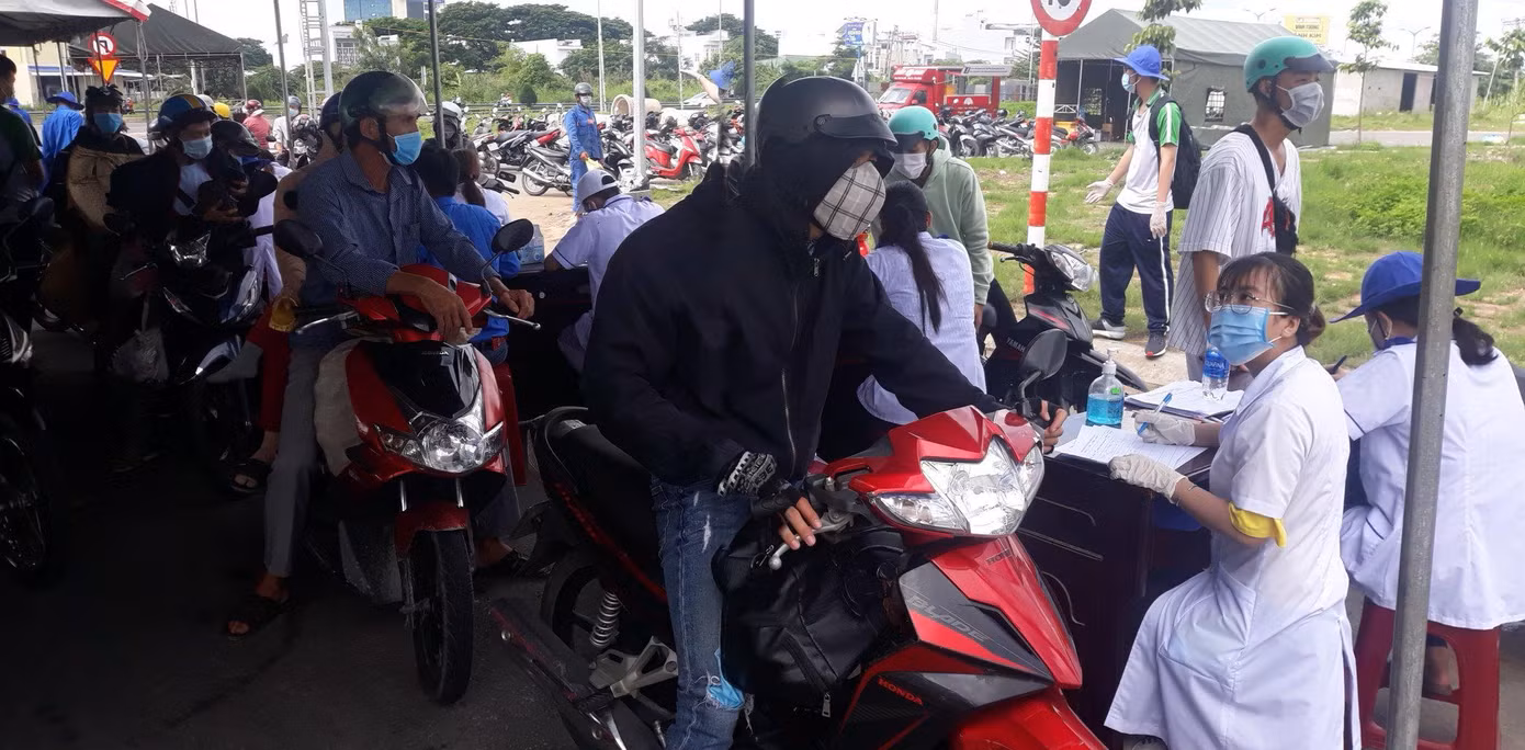 Hoạt động thiết lập các chốt trên nhằm rà soát lưu lượng người và phương tiện đến địa bàn nhằm nắm thông tin khai báo y tế, khai báo điện tử… trích xuất dữ liệu phục vụ công tác truy vết sau này được nhanh chóng và thuận lợi. Hoạt động thiết lập các chốt trên nhằm rà soát lưu lượng người và phương tiện đến địa bàn nhằm nắm thông tin khai báo y tế, khai báo điện tử… trích xuất dữ liệu phục vụ công tác truy vết sau này được nhanh chóng và thuận lợi.