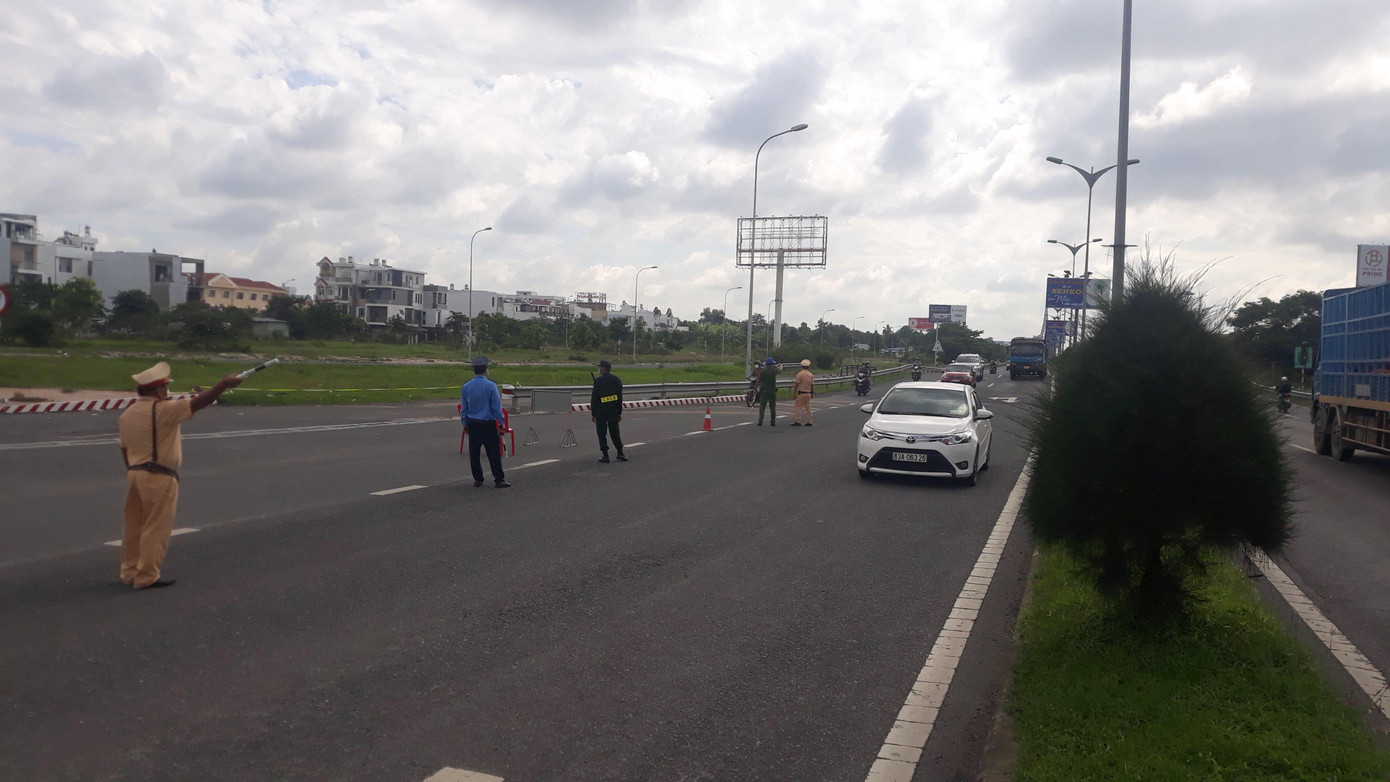 Từ 0h ngày 30/5, TP. Cần Thơ triển khai 7 điểm kiểm soát phòng, chống dịch COVID-19, tại các tuyến và đầu mối giao thông trọng điểm ra vào thành phố. Các điểm kiểm soát có sự tham gia của công an, nhân viên y tế, thanh tra giao thông, tình nguyện viên, hoạt động 24/24, để dừng xe và kiểm tra tất cả người trên phương tiện đi vào TP. Cần Thơ. Từ 0h ngày 30/5, TP. Cần Thơ triển khai 7 điểm kiểm soát phòng, chống dịch COVID-19, tại các tuyến và đầu mối giao thông trọng điểm ra vào thành phố. Các điểm kiểm soát có sự tham gia của công an, nhân viên y tế, thanh tra giao thông, tình nguyện viên, hoạt động 24/24, để dừng xe và kiểm tra tất cả người trên phương tiện đi vào TP. Cần Thơ.
