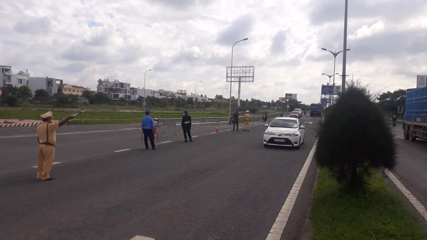 Từ 0h ngày 30/5, TP. Cần Thơ triển khai 7 điểm kiểm soát phòng, chống dịch COVID-19, tại các tuyến và đầu mối giao thông trọng điểm ra vào thành phố. Các điểm kiểm soát có sự tham gia của công an, nhân viên y tế, thanh tra giao thông, tình nguyện viên, hoạt động 24/24, để dừng xe và kiểm tra tất cả người trên phương tiện đi vào TP. Cần Thơ. Từ 0h ngày 30/5, TP. Cần Thơ triển khai 7 điểm kiểm soát phòng, chống dịch COVID-19, tại các tuyến và đầu mối giao thông trọng điểm ra vào thành phố. Các điểm kiểm soát có sự tham gia của công an, nhân viên y tế, thanh tra giao thông, tình nguyện viên, hoạt động 24/24, để dừng xe và kiểm tra tất cả người trên phương tiện đi vào TP. Cần Thơ.