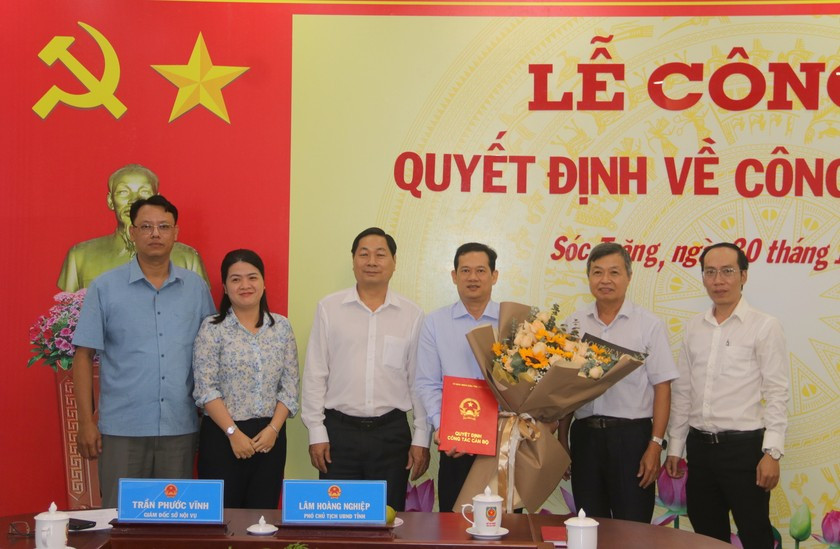 Lãnh đạo UBND tỉnh Sóc Trăng trao quyết định và tặng hoa chúc mừng ông Hồ Minh Hải – Tân Giám đốc Sở Tư pháp. Lãnh đạo UBND tỉnh Sóc Trăng trao quyết định và tặng hoa chúc mừng ông Hồ Minh Hải – Tân Giám đốc Sở Tư pháp.