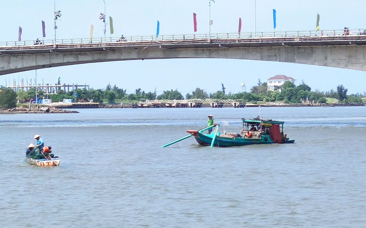 Thi thể nạn nhân được đưa vào bờ lúc 17h30 ngày 1/5. Thi thể nạn nhân được đưa vào bờ lúc 17h30 ngày 1/5.