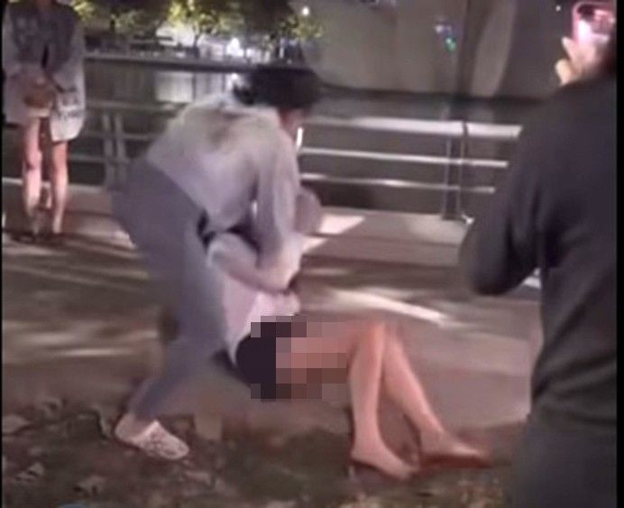 Nữ nhân viên ngân hàng bị đánh ghen, lột đồ ở quận Ninh Kiều, TP. Cần Thơ tối 1/1. Ảnh cắt từ clip. Nữ nhân viên ngân hàng bị đánh ghen, lột đồ ở quận Ninh Kiều, TP. Cần Thơ tối 1/1. Ảnh cắt từ clip.