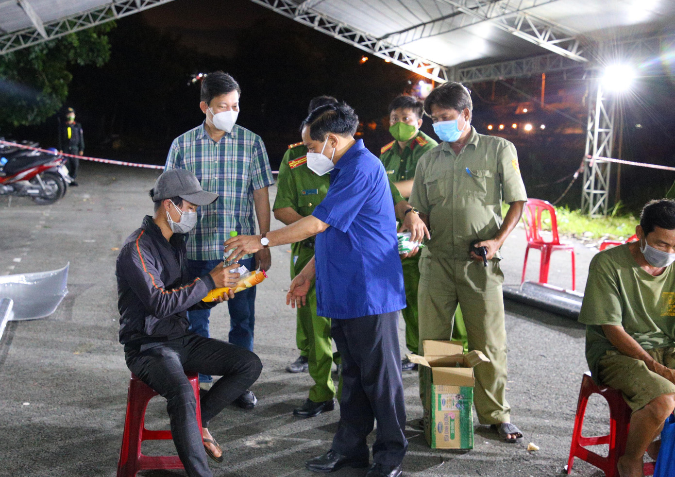 Tại chốt kiểm soát dịch trên địa bàn quận Cái Răng, Giám đốc công an TP. Cần Thơ đã tặng quà, bánh... cho người dân về quê.