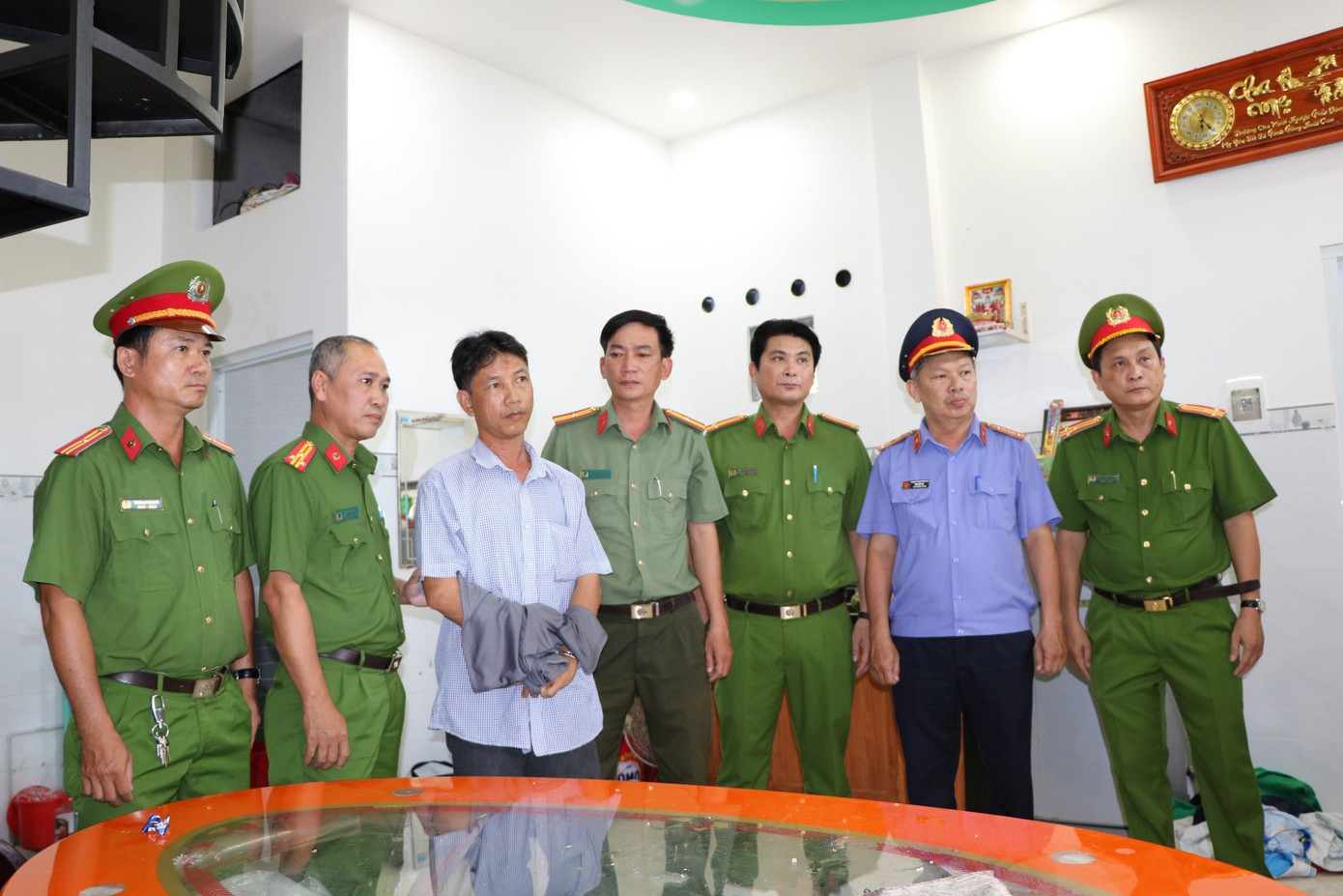 Cơ quan tố tụng đọc lệnh bắt đối tượng Dương Hồng Hiếu. Ảnh: Tiến Dũng Cơ quan tố tụng đọc lệnh bắt đối tượng Dương Hồng Hiếu. Ảnh: Tiến Dũng