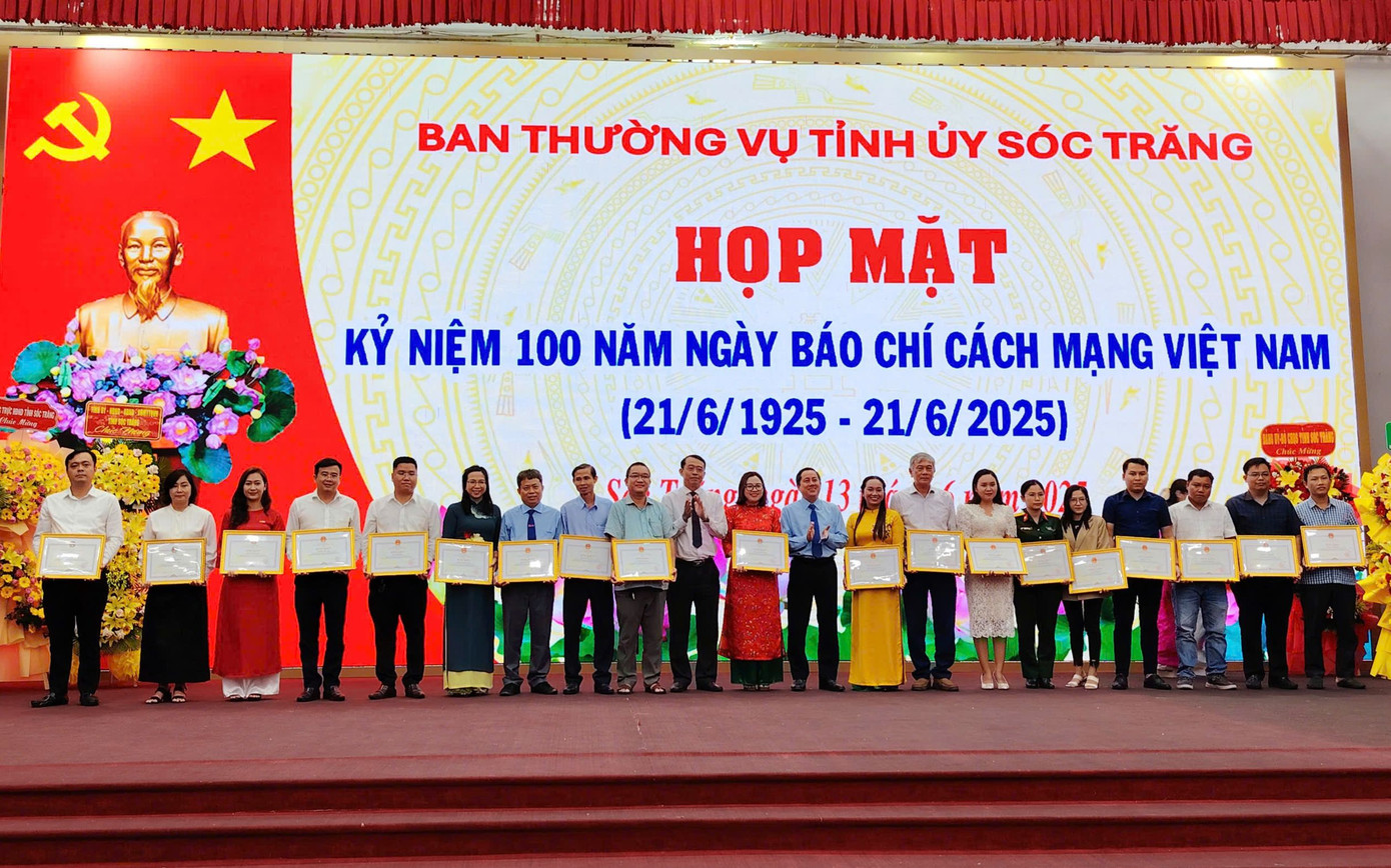 Lãnh đạo tỉnh Sóc Trăng tặng Bằng khen cho các cơ quan báo chí và phóng viên có đóng góp tiêu biểu trong công tác tuyên truyền của tỉnh. Lãnh đạo tỉnh Sóc Trăng tặng Bằng khen cho các cơ quan báo chí và phóng viên có đóng góp tiêu biểu trong công tác tuyên truyền của tỉnh.