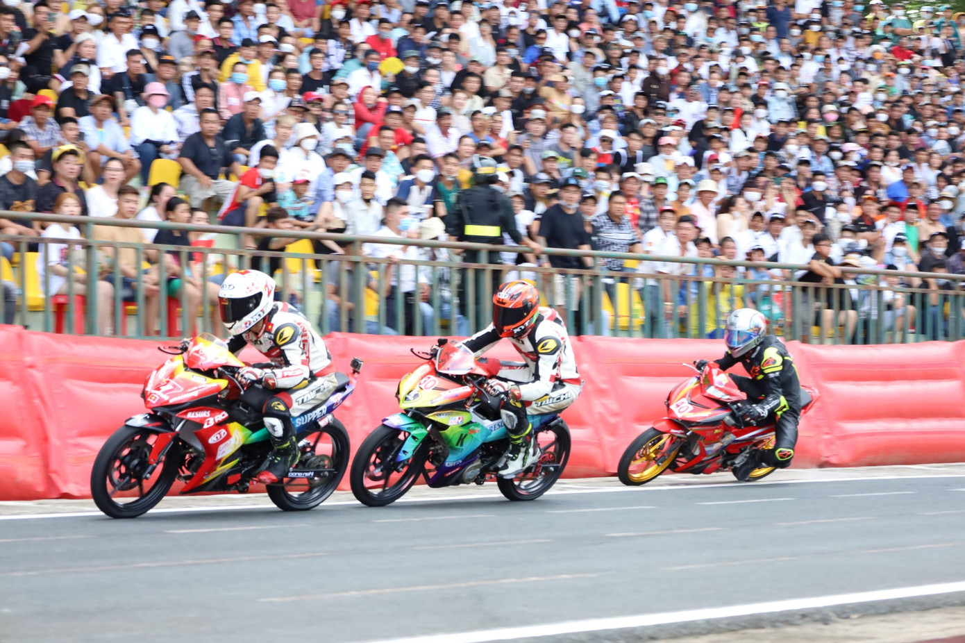 Các tay đua thể hiện tài năng trên đường đua. Các tay đua thể hiện tài năng trên đường đua.