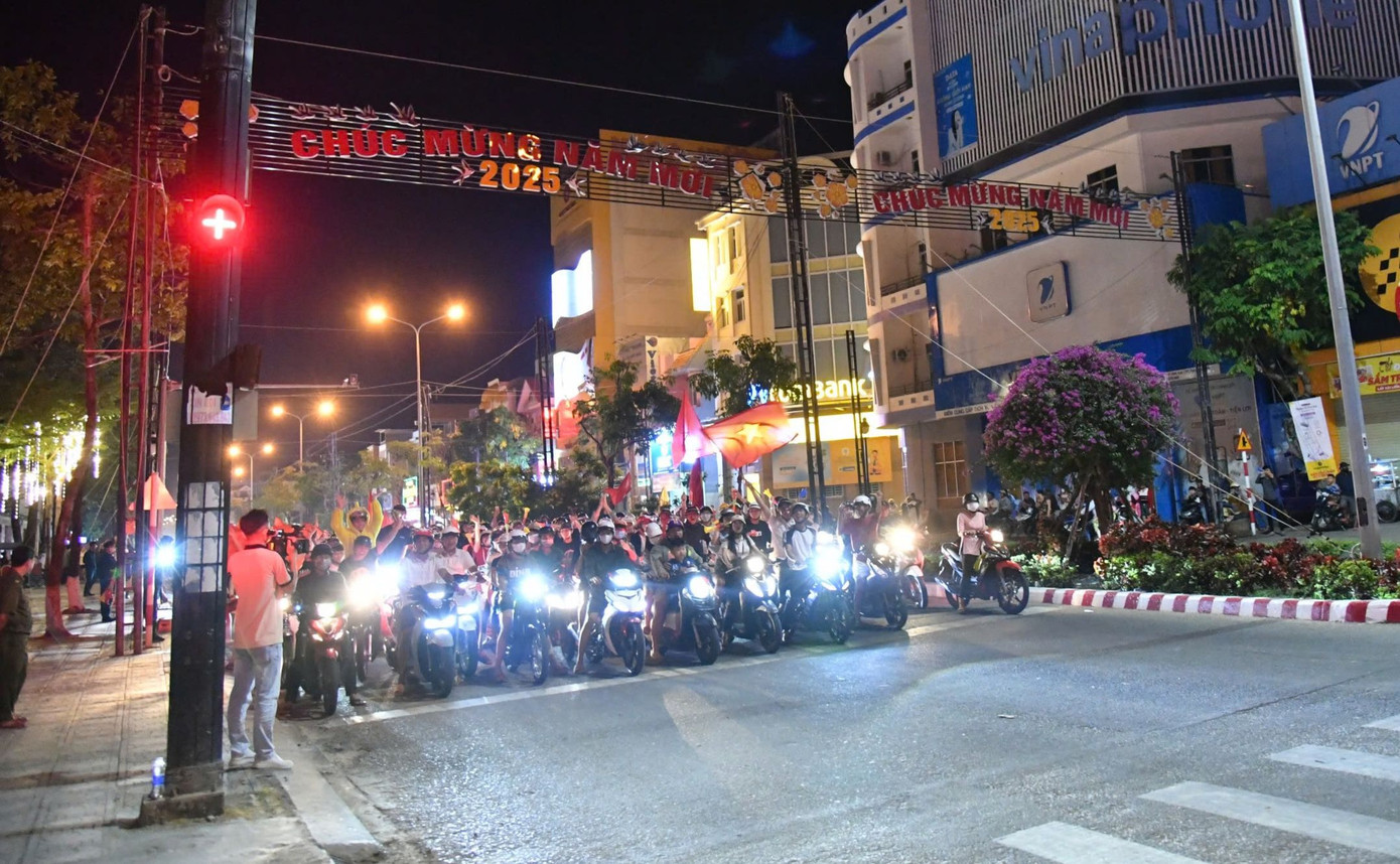 Tuy nhiên người dân vẫn chấp hành nghiêm chỉnh luật lệ an toàn giao thông, dừng chờ đèn đỏ, không phóng nhanh vượt ẩu.